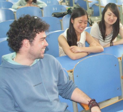 http://cms.huanghuai.edu.cn/Files/gongshang/2012/Nicholas%20Alexander%20Lloyd-Eley%20英国国籍，2012年起在黄淮学院国际学院教授《英语听说》课程.jpg