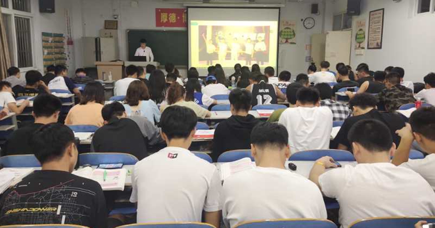 体育学院组织全体学生观看"出彩河南人"第三届最美大学生"青春班会"