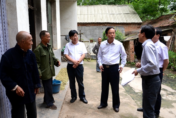 (文/张振 图/石付威 刘永浩 审核/曹忠义)会后,校领导和两个扶贫村