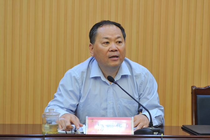 党委副书记杨耀华主持会议